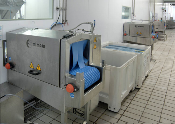 macchine sanifica salumi da camera bianca in linea Sanitizzatrice salumi per camera bianca